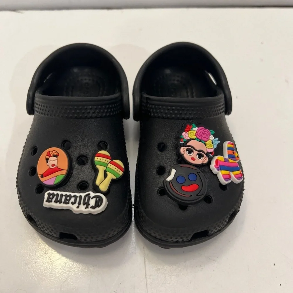 Crocs Boys/girls black classic clogs with 6 charms